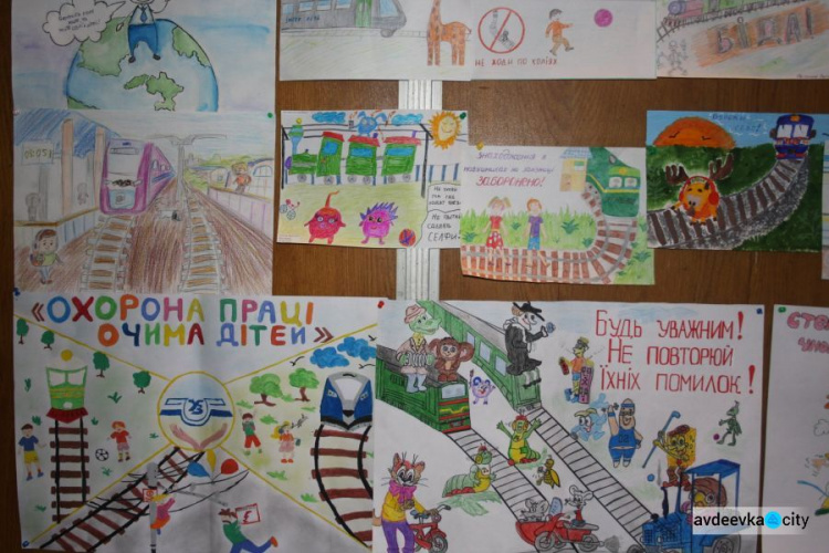 Дети железнодорожников Донбасса сотворили более 170 рисунков