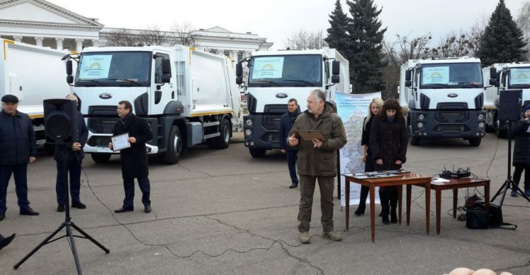 Десять городов и районов Донецкой области получили новые мусороуборочные машины (ФОТО)