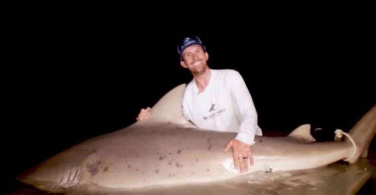 Рыбаки сняли схватку со 181-килограммовой акулой (ВИДЕО)
