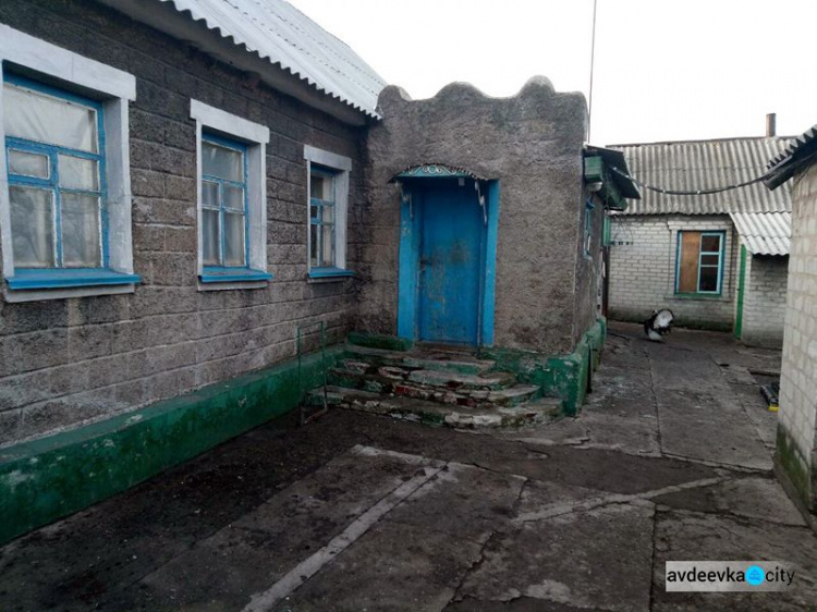 В Авдеевке осколки от снаряда повредили частный дом (ФОТО)