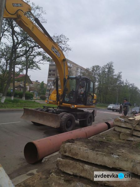 В Авдеевке меняют главную артерию теплоснабжения города (ФОТОФАКТ)