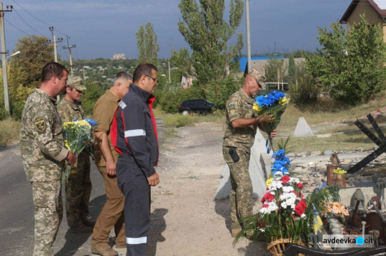 Украинских защитников разных столетий почтили в Авдеевке (ФОТО)