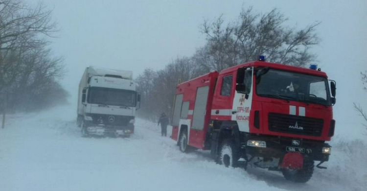 Стихия атакует Донбасс: спасатели вытаскивают машины из заносов (ВИДЕО)