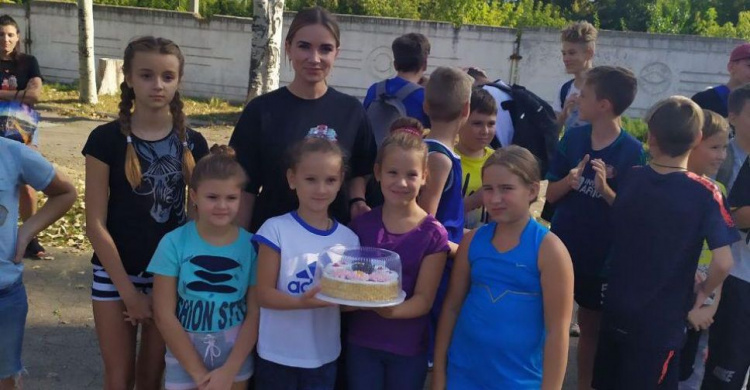 В Авдеевке в День физкультуры и спорта награждали сладостями (ФОТО)