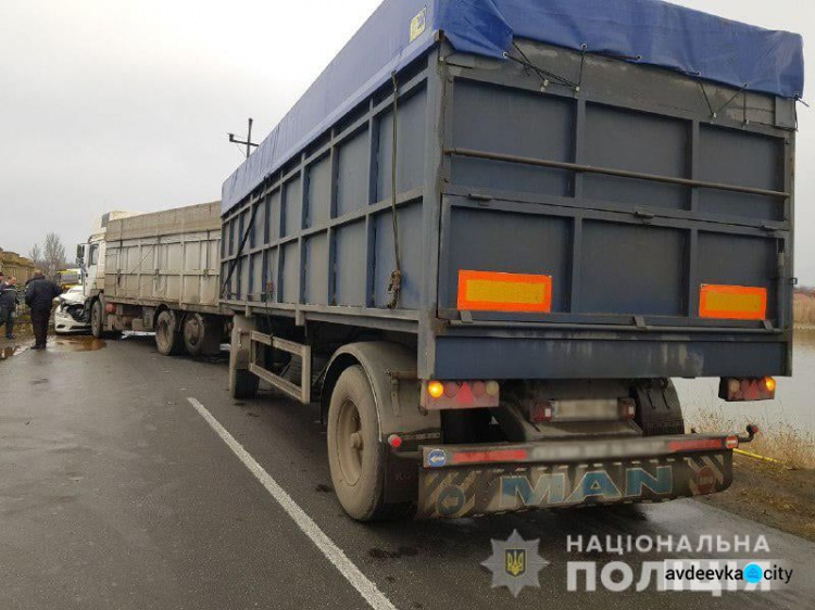 В Донецкой области пять человек пострадали  при столкновении MAZDA с тягачом  (ФОТО)
