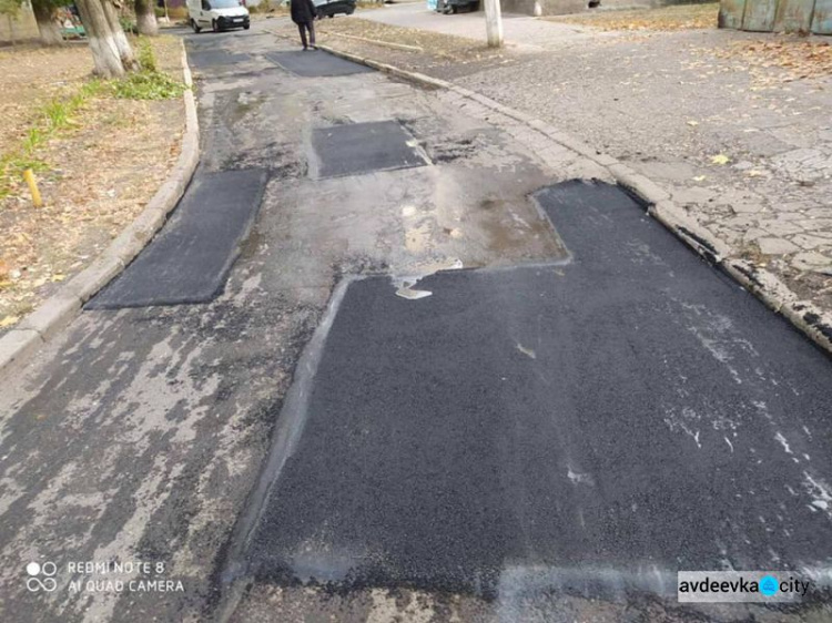 В Авдеевке начались работы по текущему ремонту дорог: фотофакт