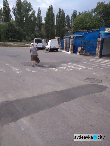 В Авдеевке большую дорожную яму устранили только после звонка в Киев (ФОТО)