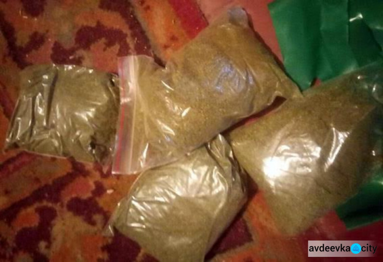 В Донецкой области  у военнослужащего и его семьи изъято около 5 килограммов наркотиков (ФОТО)