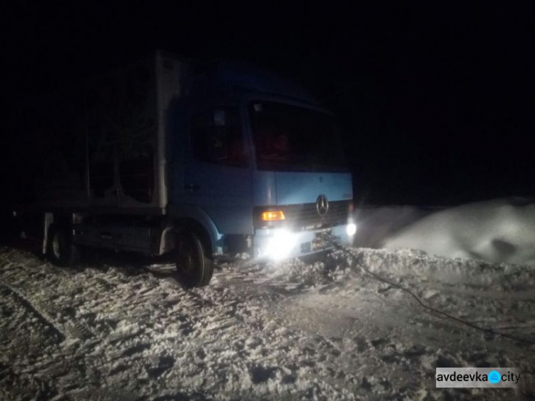 На дорогах Донецкой области спасатели  вызволили из созданных непогодой "ловушек" 10  машин