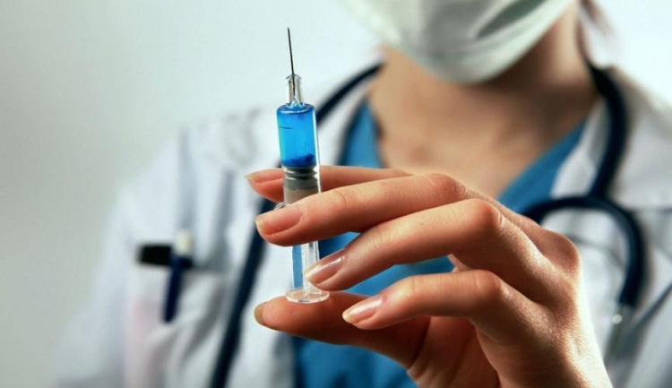 В Україні дозволили введення другої бустерної дози вакцини проти COVID-19: кому саме