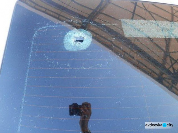 Обстрел КПВВ "Марьинка": повреждение получила гражданская машина (ФОТО)