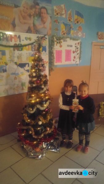 Ко Дню Святого Николая дети Авдеевки получают подарки от неизвестного благотворителя