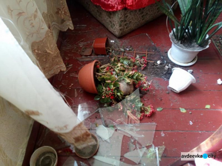 Мина попала в центр двора: Жованка под обстрелом, опубликованы фото