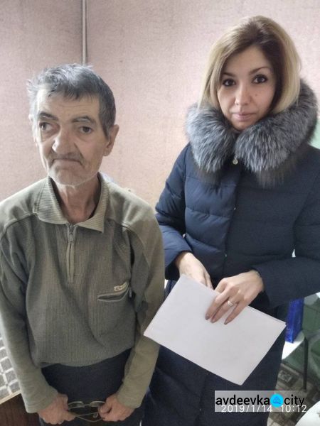 Волонтеры  помогли оставшейся без квартиры семье в Авдеевке оформить "переселенческую" помощь и пенсии