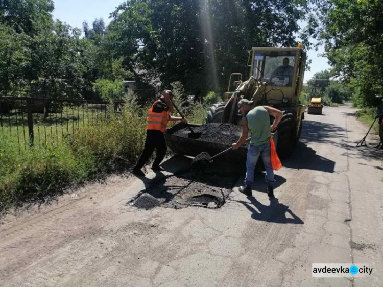 В старой части города коммунальщики выполняют ямочный ремонт автодорог