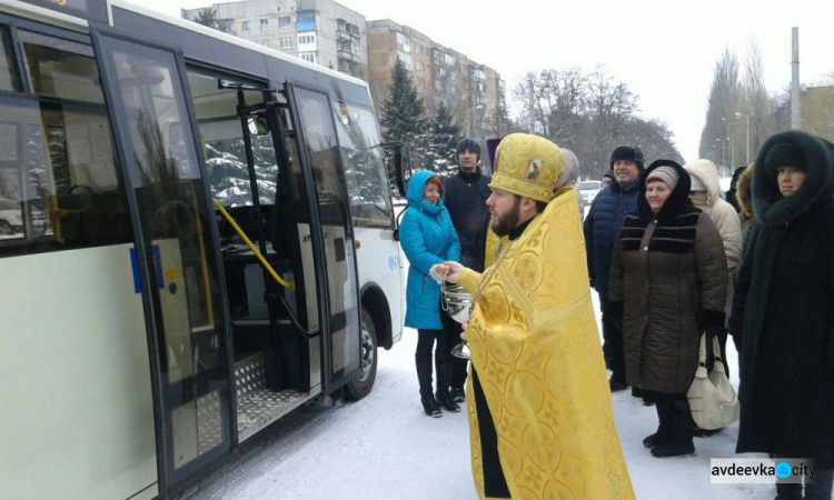 На новеньких автобусах и с Божьим благословением: В Авдеевке запустили новый маршрут (ФОТОРЕПОРТАЖ)