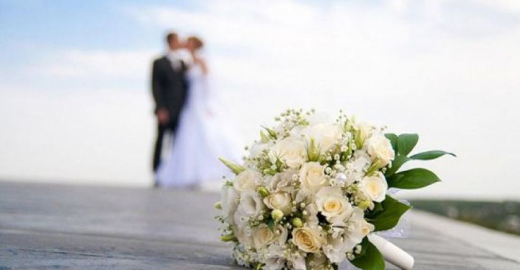 В Авдеевке 15 пар официально скрепили отношения узами брака
