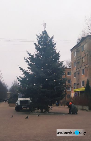 В Авдеевке разобрали новогоднюю ёлку (ФОТОФАКТ)