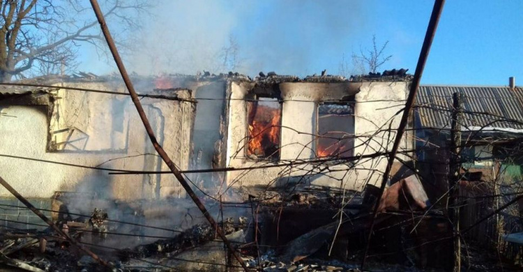Под минометным огнем на Донбассе оказались военные и мирные