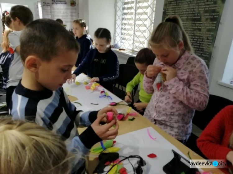 Детвора в Авдеевке творила  "Цветы свободы" (ФОТО)