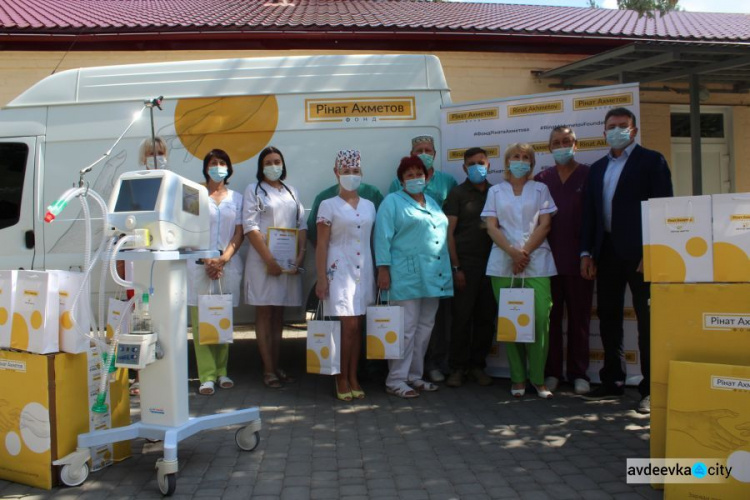 Медики Авдеевки получили аппарат ИВЛ от Фонда Рината Ахметова и Группы Метинвест