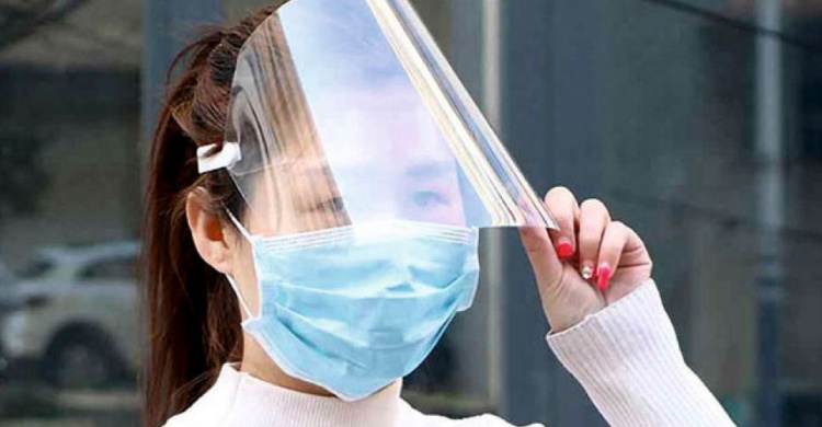 Минздрав призвал работников сферы обслуживания сменить пластиковые маски на защитные медицинские