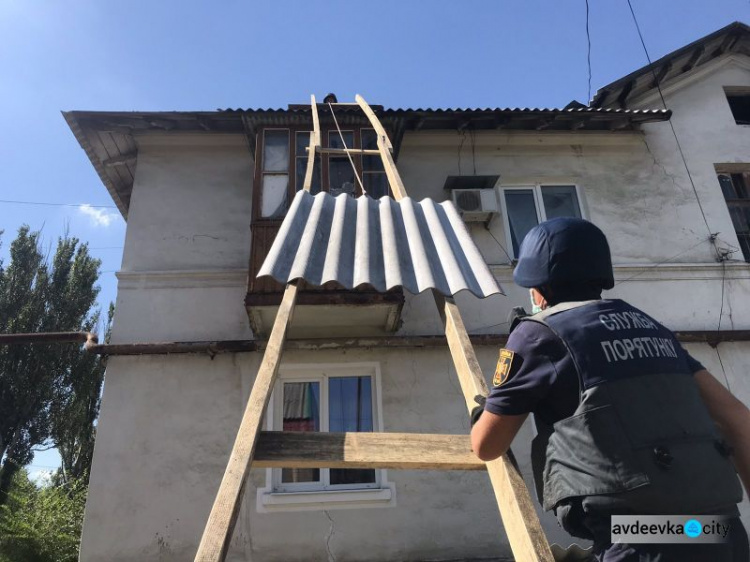 Спасатели ГСЧС продолжают восстанавливать жилые дома в Авдеевке