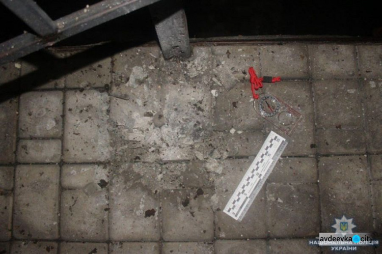 Полиция разбирается со взрывом возле магазина в прифронтовой Авдеевке (ФОТО)