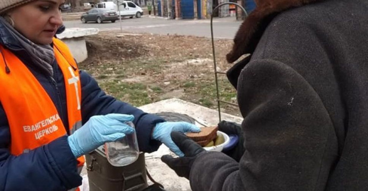 Миссионерский центр "Доброй Вести" начал кормить бездомных в Авдеевке (ФОТО)