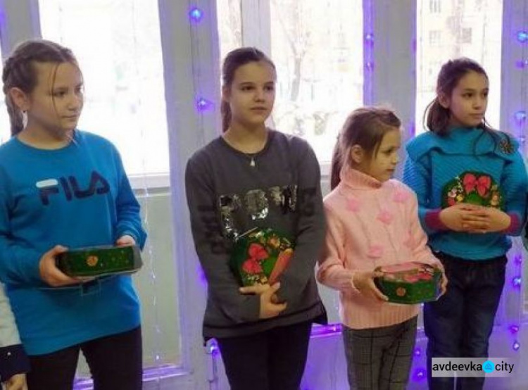 Діти Авдіївки продовжують отримувати подарунки до Нового року (ФОТОФАКТ)