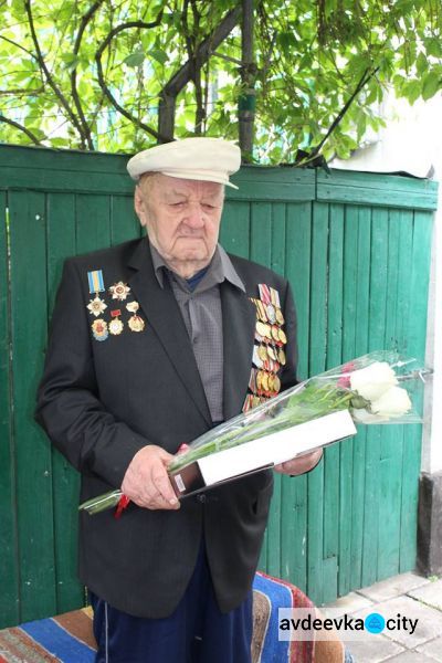 В Авдеевке ветеранам вручали цветы и часы (ФОТО)