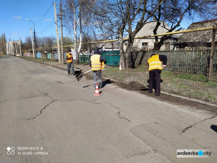 Авдеевские коммунальщики наводят чистоту в городе (ФОТОФАКТ)