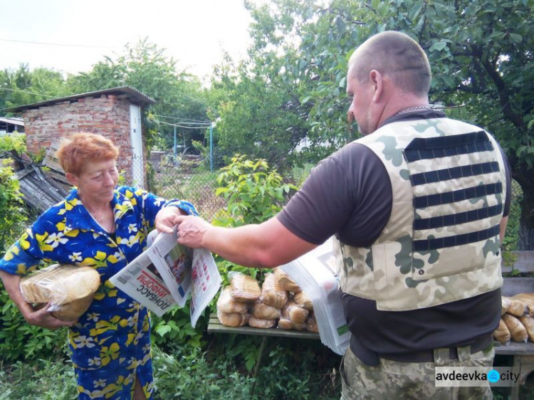 Представители Cimic Avdeevka раздавали продукты, вещи и прессу (ФОТО)