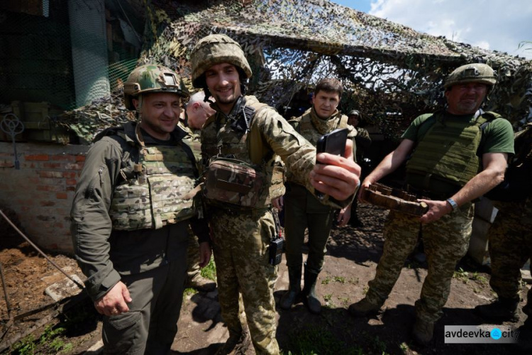 Зеленский призвал чиновников и депутатов чаще приезжать на фронт в зону ООС на Донбассе