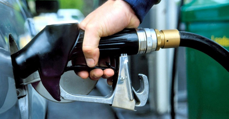 Цена на бензин в Донбассе остается самой высокой в стране