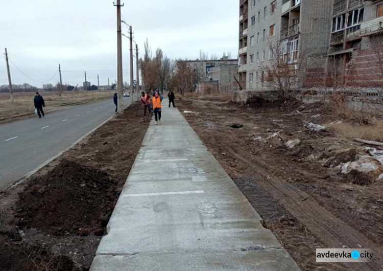 Коммунальщики благоустроили тротуар возле "разукрашки"