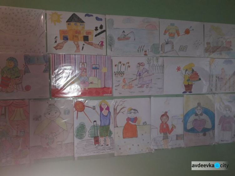 Стіни авдіївського пенсійного фонду прикрасили дитячі малюнки. ФОТОФАКТ