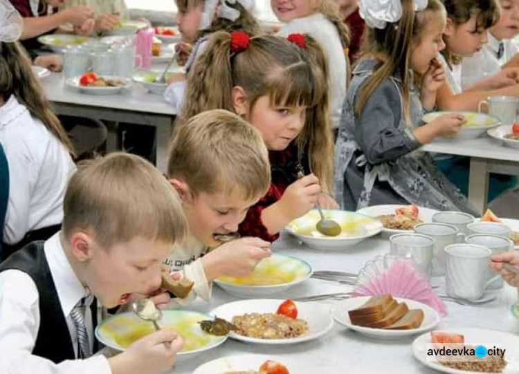 Без колбас, полуфабрикатов и газированных напитков: Минздрав предлагает новые нормы питания в учебных заведениях