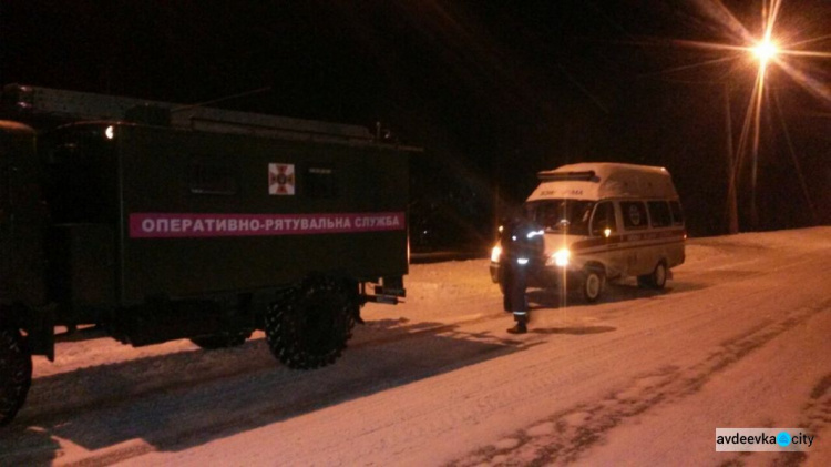 Спасатели Донетчины освобождают авто их снежных капканов: опубликованы фото
