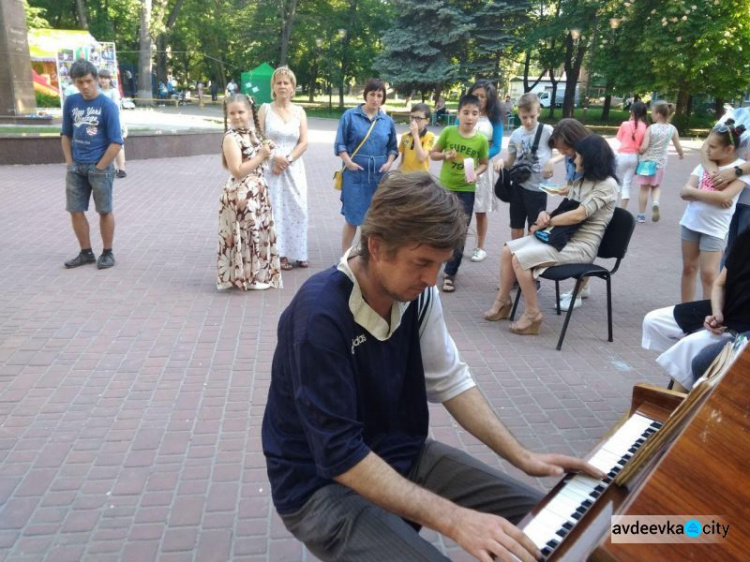 Хип-хоп баттлы и гимн под аккомпанемент фортепиано: в Авдеевке прошел праздник уличной музыки (ФОТО)