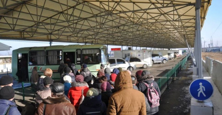 Главное за сутки на донбасских КПВВ: рост пассажиропотока, гуманитарный груз и задержанный станок