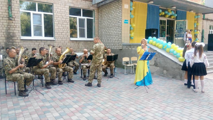 В Авдеевке проходит праздничный концерт ко Дню Независимости (ФОТОФАКТ)