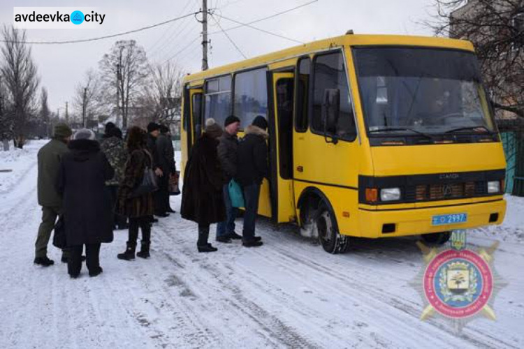 Полицейский служебный автобус  будет возить людей из старой части Авдеевки в центр города (ФОТО)