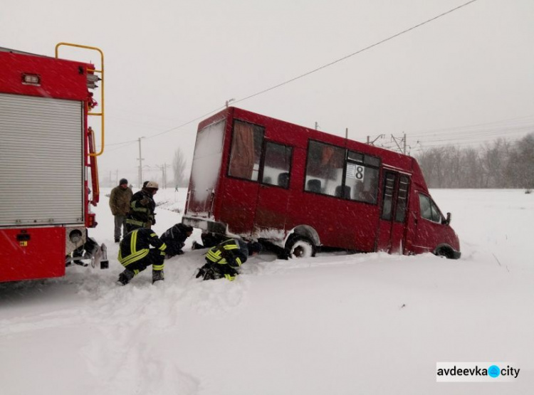 Непогода на дорогах Донетчины: спасатели уже вызволили из заносов автобус, грузовик и несколько легковушек (ФОТО)