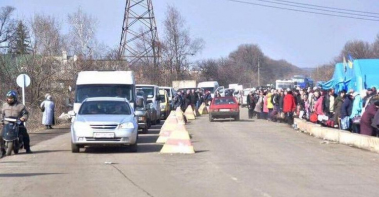 Сводка с КПВВ: очереди у «Майорска», подделки, задержания и 11 грузовиков с гуманитаркой