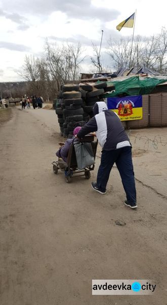У донбасской линии разграничения людей возят на тележке, предназначенной для перевозки овощей (ФОТО)