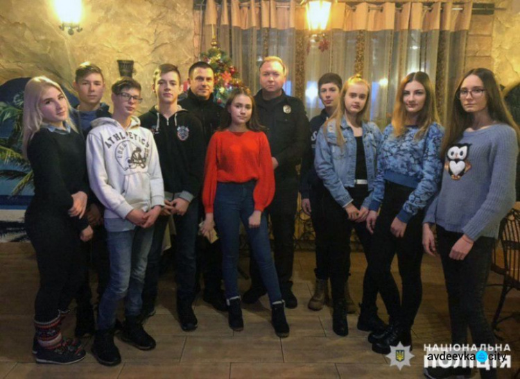Полицейские Авдеевки встретились за чашкой чая с будущими правоохранителями (ФОТО)