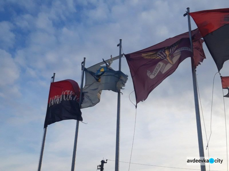  На меморіалі біля авдіївської «промки» оновлюють прапори