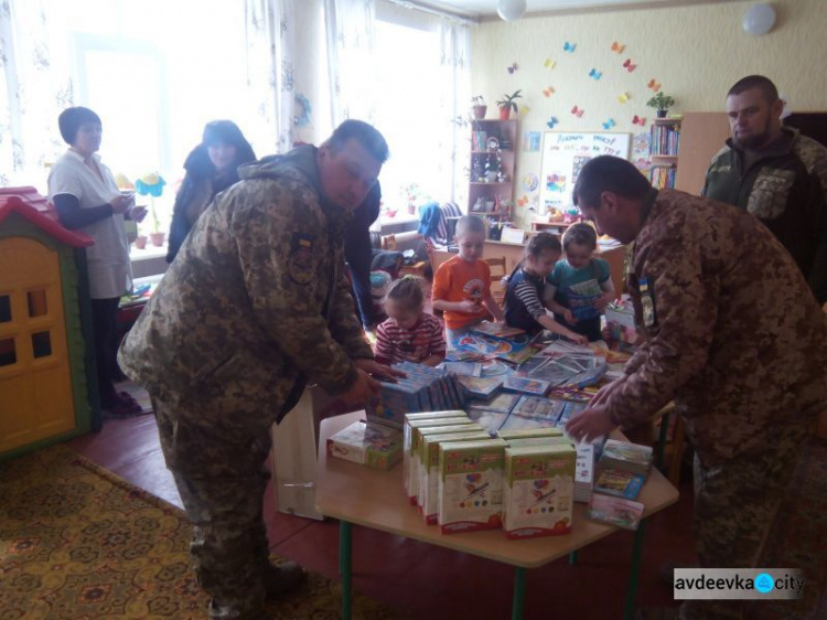 Офицеры Cimic Avdeevka порадовали детей на линии разграничения: появились фото
