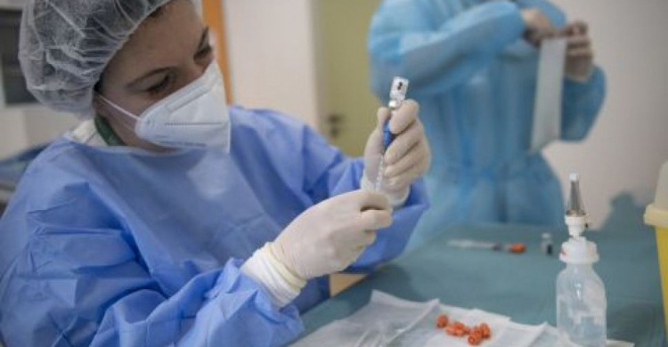Медики назвали симптомы COVID-19 у вакцинированных, получивших одну дозу и непривитых